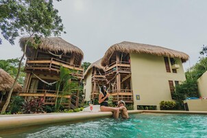 Piscina externa, funciona das 7h às 10h, espreguiçadeiras