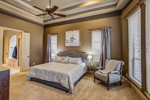 6 bedrooms, desk, iron/ironing board, travel cot