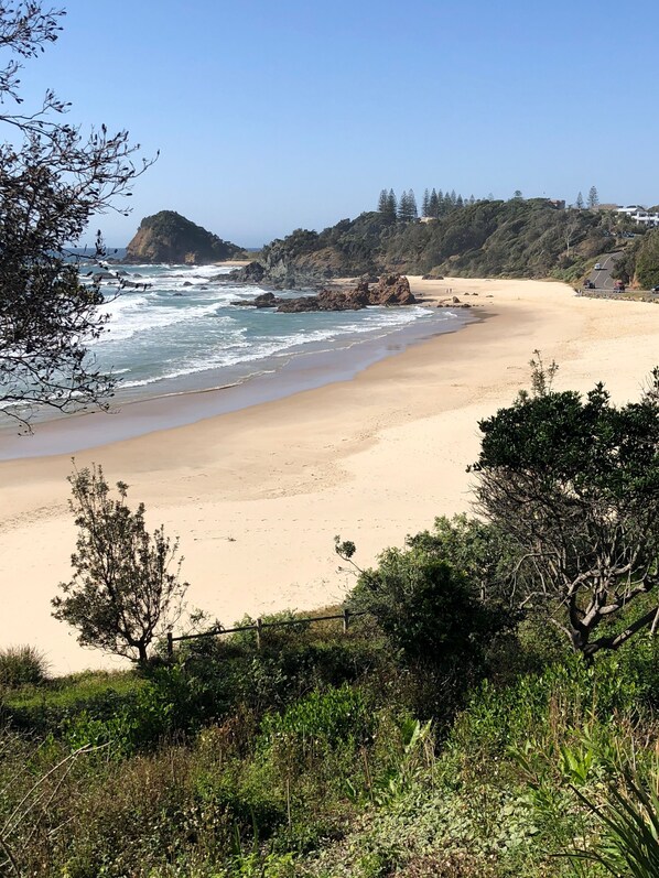 Playa en los alrededores y camastros 