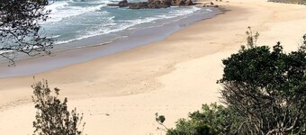 Fi s Beach House directly opposite beach and park!
