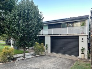 Exterior - Fi s Beach House directly opposite beach and park 3 mins to dog beach! (Port Macquarie)