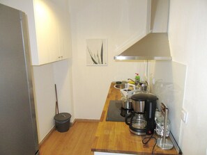 Réfrigérateur, four, lave-vaisselle, cafetière/bouilloire