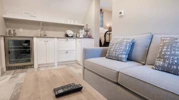 Standaard kamer, 1 kingsize bed met slaapbank, niet-roken | Luxe beddengoed, pillowtop-bedden, een laptopwerkplek
