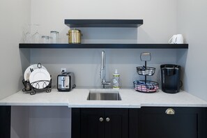 Chambre Standard, 1 très grand lit, non-fumeurs | Cuisine privée | Cafetière/bouilloire
