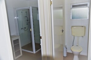 Hair dryer, towels, soap - A peaceful Hacienda with lush gardens situated in a quiet steet - Pet Friendly (Bellara)