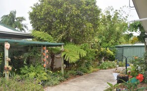 Property grounds - A peaceful Hacienda with lush gardens situated in a quiet steet - Pet Friendly (Bellara)