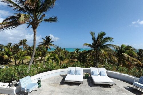 Grand Beachfront Estate on Five Private Acres w/ Kayaks, Hammocks, Snorkeling