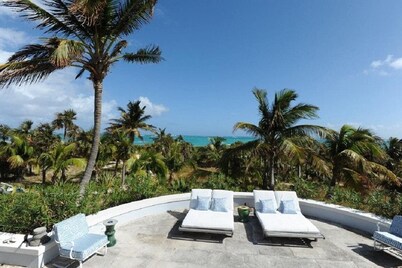 Grand Beachfront Estate on Five Private Acres w/ Kayaks, Hammocks, Snorkeling