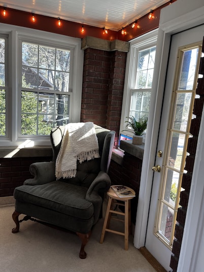 The Filling Station of Black Mountain; 3BR/1BA -Newly added daybed in sunroom!