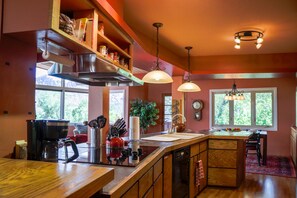 Fridge, microwave, oven, stovetop - Sedona Spice:  All the Best Views, Vistas & Value. Steps from Uptown! (Sedona)