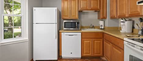 Refrigerador con congelador, microondas, horno y parrilla de estufa