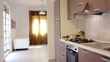 Kühlschrank, Ofen, Herdplatte, Wasserkocher mit Kaffee-/Teezubehör