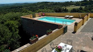 Una piscina en la azotea con vistas a un paisaje exuberante.