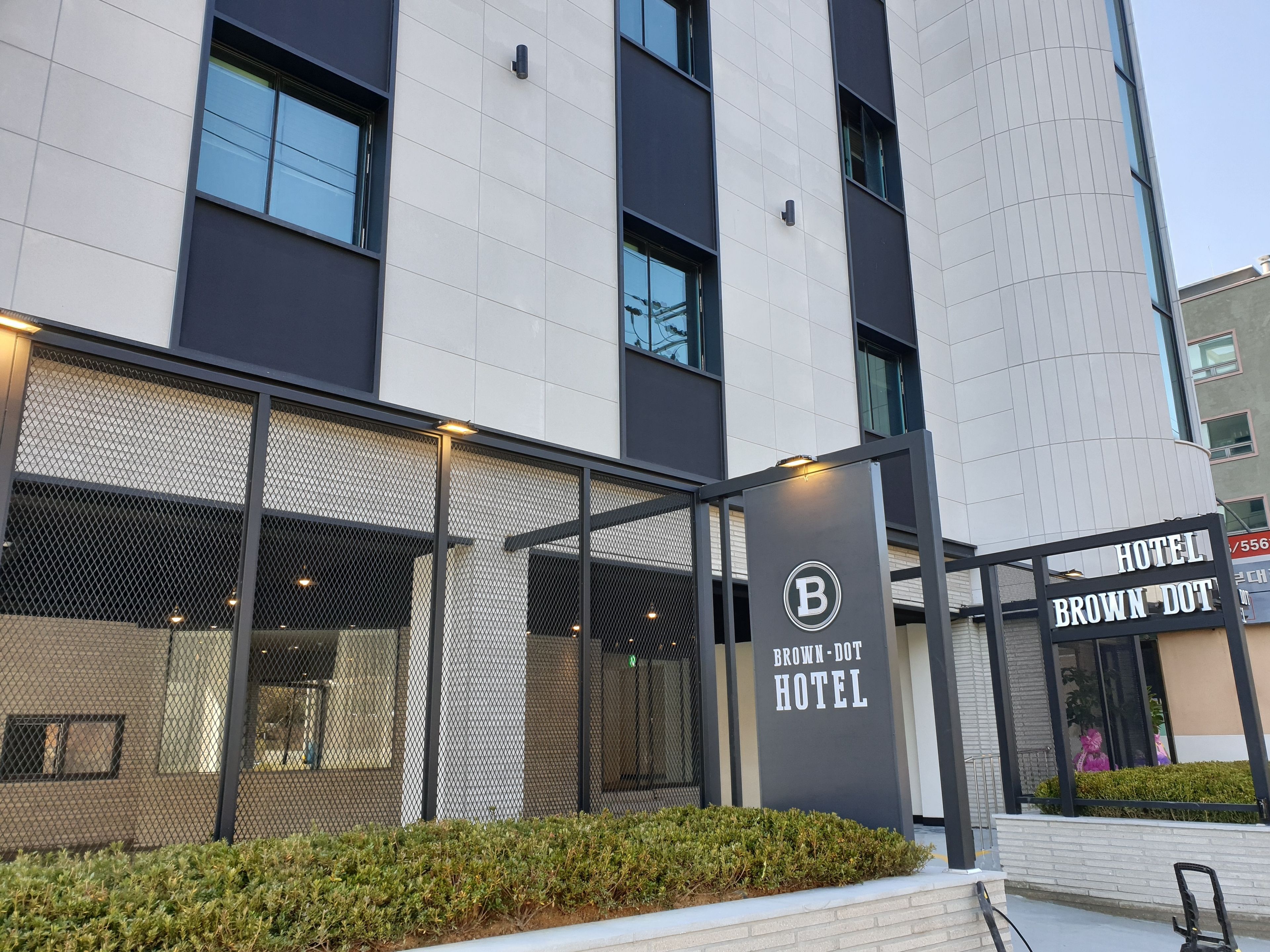 숙박 시설 입구