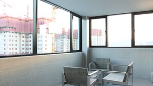 A balcony with a view of a construction site and buildings. - Brown dot Hotel Palyong (Changwon)
