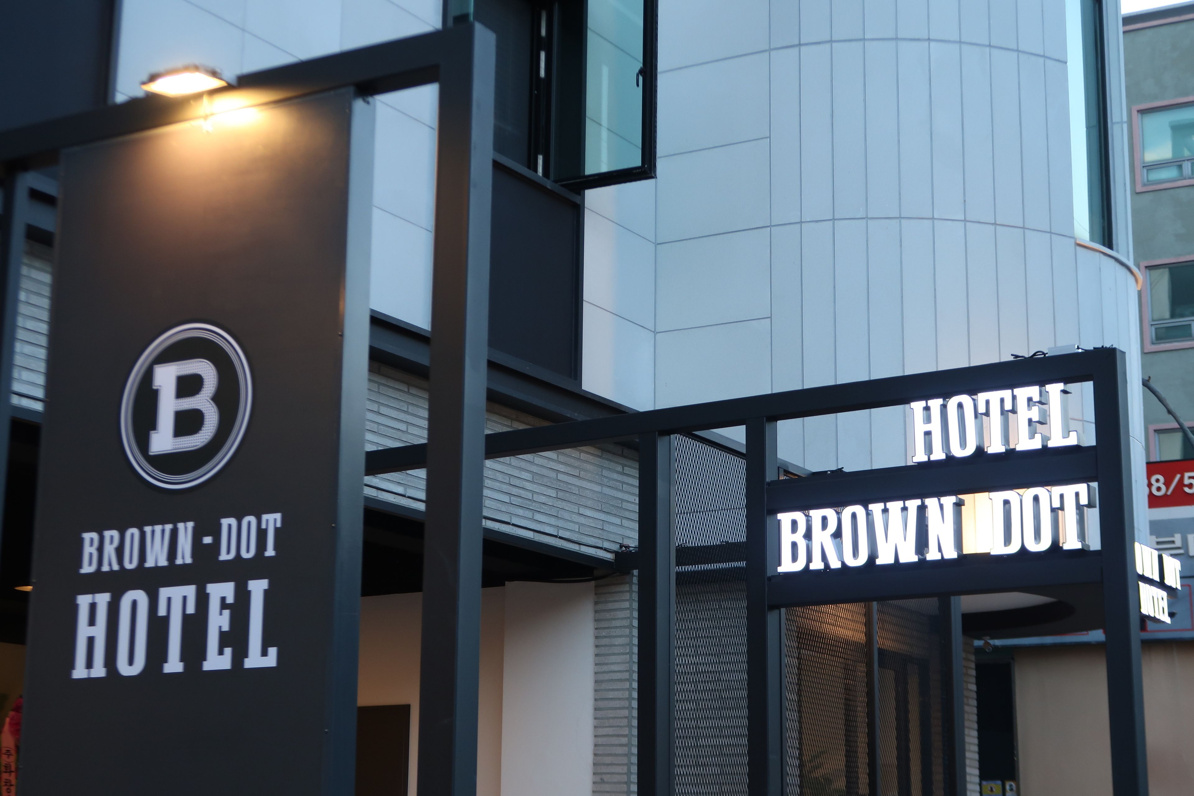 El exterior del Hotel Brown-Dot, con su nombre visible en un letrero.