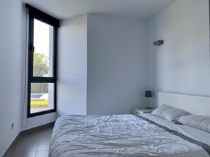 2 bedrooms, iron/ironing board, travel crib, free WiFi - Ground Floor With Stunning Sea Views And Private Terrace, Shared Pool (Pollença)