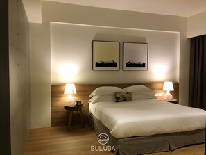 غرفة سينيور مزدوجة - سرير كبير - تجهيزات لذوي الاحتياجات الخاصة - منظر للمدينة | 1 غرفة نوم وعناصر مجانية داخل الميني بار وخزنة داخل الغرفة وستائر تعتيم