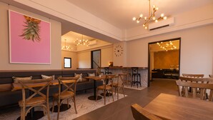 Un intérieur moderne avec des meubles en bois, une grande horloge murale et un coin bar.