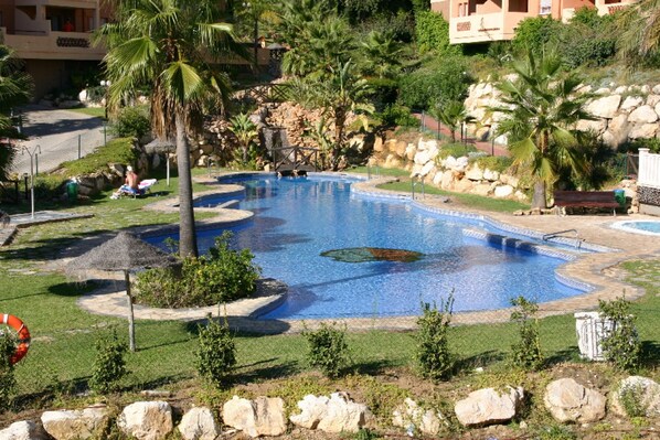 Una piscina al aire libre