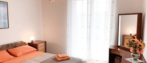 1 quarto, Wi-Fi de cortesia, roupa de cama