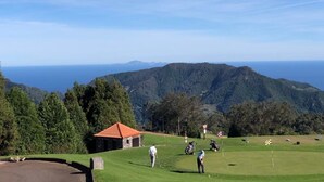 A golf course with a view of the ocean and mountains. - House / Villa - Santa Cruz (Santa Cruz)