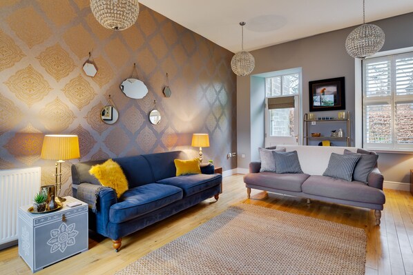 TV connectée, livres, enceintes connectées, chaîne hi-fi