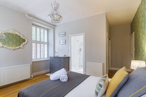 3 Schlafzimmer, Schreibtisch, Bügeleisen/Bügelbrett, Reisekinderbett