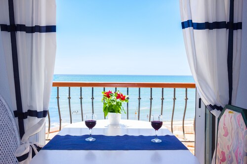 Appartement avec piscines en première ligne de plage, vue imprenable sur la mer