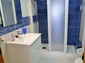 Douche, sèche-cheveux, bidet, serviettes fournies