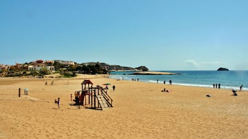 Plage, chaises longues