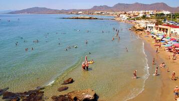 En la playa, sillas reclinables de playa