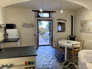 Dining - House with garden in the historical center House with character. (Capoliveri)