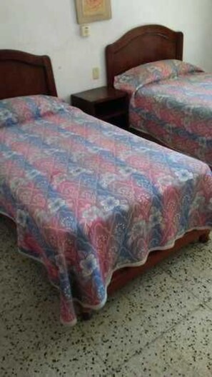 Individually decorated, desk, laptop workspace, blackout drapes - Hotel Reforma Tlacotalpan (Tlacotalpan)