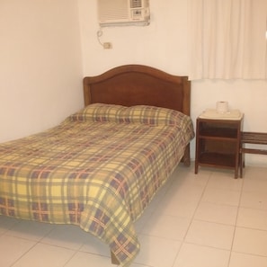 Decoración personalizada, escritorio y espacio para trabajar con laptop