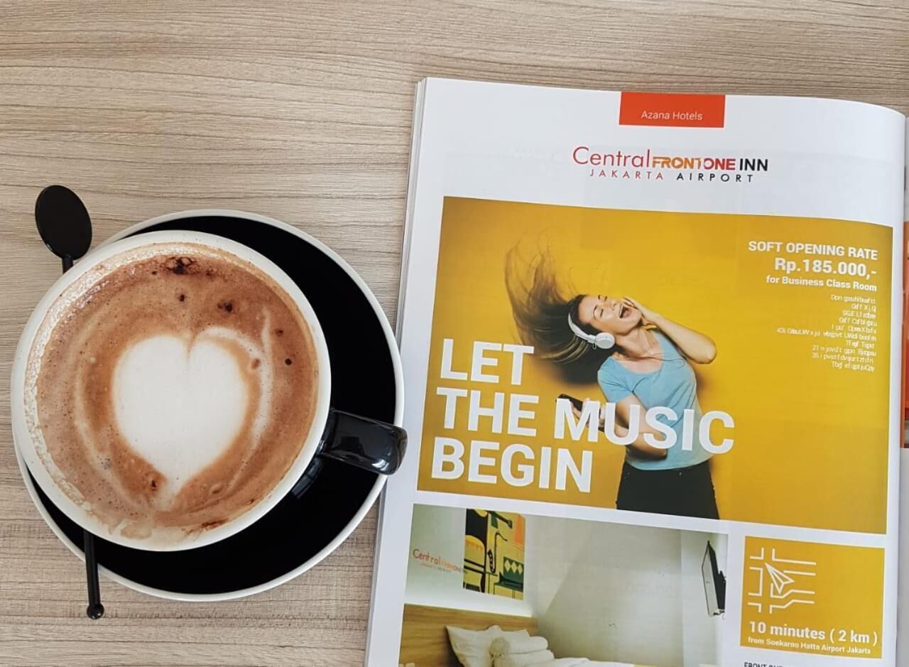Een brochure van Central Frontone Inn met latte art in de vorm van een hart op een schoteltje.