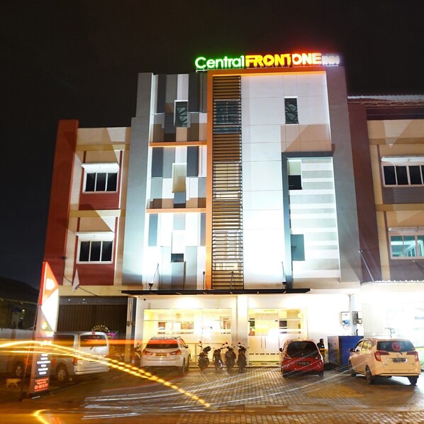 Front of property – evening/night - Central Front One Inn Jakarta Airport (Tangerang)