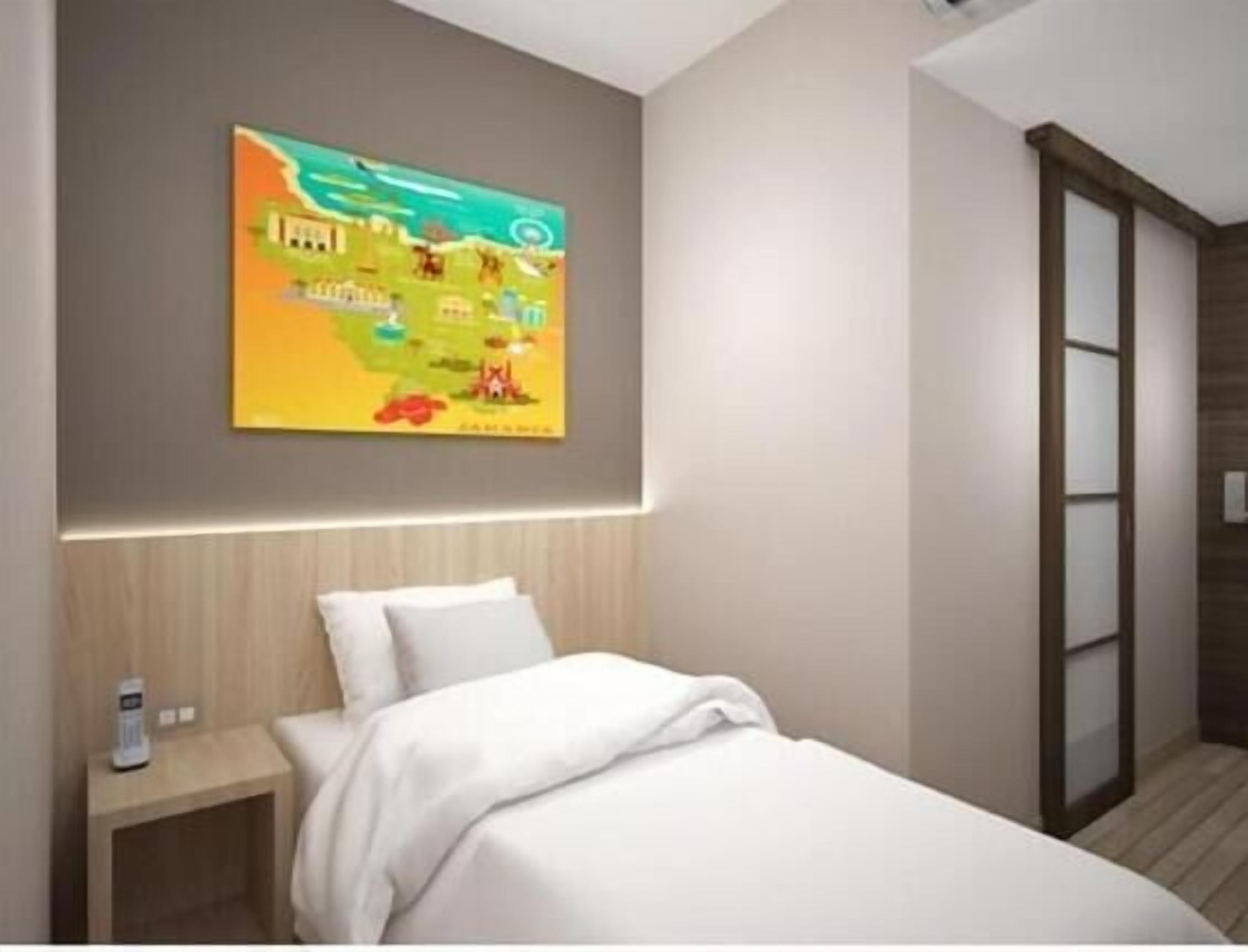 Une chambre à coucher moderne avec un lit, une table de chevet et une carte colorée accrochée au mur.