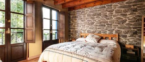 3 slaapkamers, een strijkplank/strijkijzer, gratis wifi, beddengoed