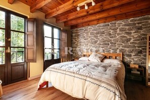 3 bedrooms, iron/ironing board, free WiFi, bed sheets - VV La Maloca - country house with garden in La Pereda (Llanes) | 5 guests (Parres (Llanes))