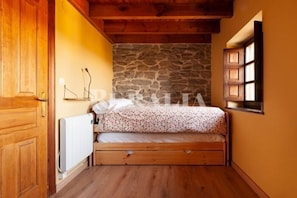 3 bedrooms, iron/ironing board, free WiFi, bed sheets - VV La Maloca - country house with garden in La Pereda (Llanes) | 5 guests (Parres (Llanes))