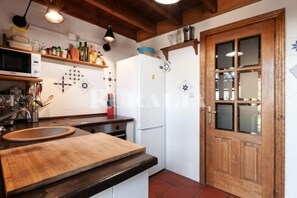 Fridge, microwave, oven, dishwasher - VV La Maloca - country house with garden in La Pereda (Llanes) | 5 guests (Parres (Llanes))
