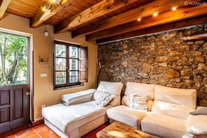 TV, fireplace - VV La Maloca - country house with garden in La Pereda (Llanes) | 5 guests (Parres (Llanes))