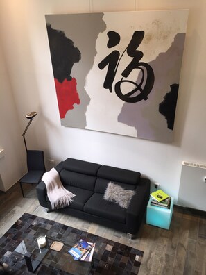 TV, DVD player, books, stereo