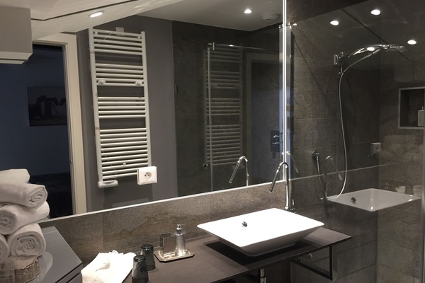 Douche, articles de toilette gratuits, sĂšche-cheveux