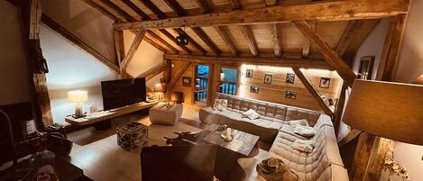 TV, peis, DVD-spiller og bøker