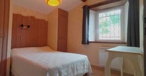 2 slaapkamers, een strijkplank/strijkijzer, reisbedje, gratis wifi
