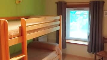 2 bedrooms, iron/ironing board, travel cot, free WiFi