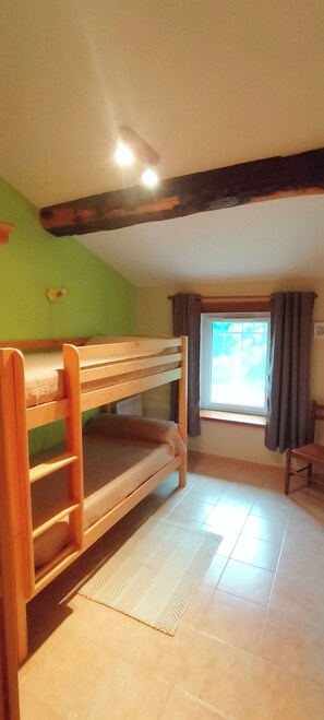 2 slaapkamers, een strijkplank/strijkijzer, reisbedje, gratis wifi