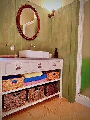 Sèche-cheveux, papier toilette